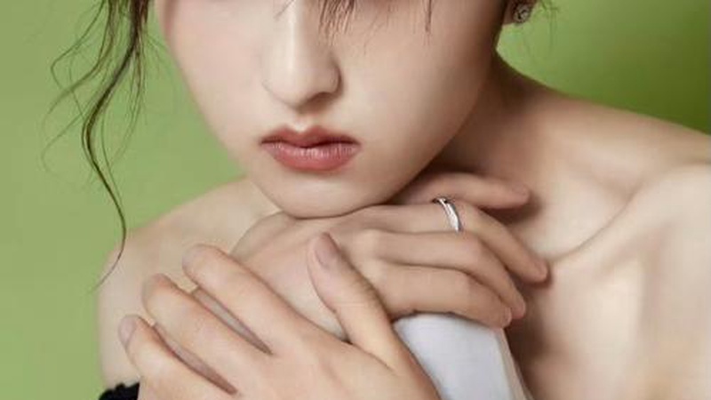 张子枫以希腊神女造型惊艳亮相，国民妹妹蜕变清冷女神